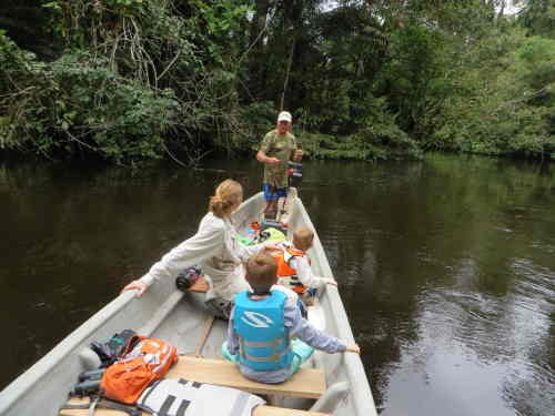 ECUADOR AMAZONAS REGENWALD URLAUB: Touristin in Cuyabeno.