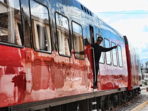 RIDE ECUADOR BY TRAIN, RAIL, RAILROAD & RAILWAY: All on board! Crucero train taking off from train station.