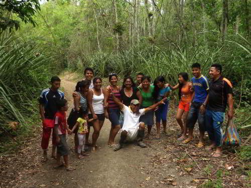 PARQUE NACIONAL MACHALILLA: UBICACIÓN Y FLORA Y FAUNA: Habitantes del parque en camino al bosque para recolectar productos. 